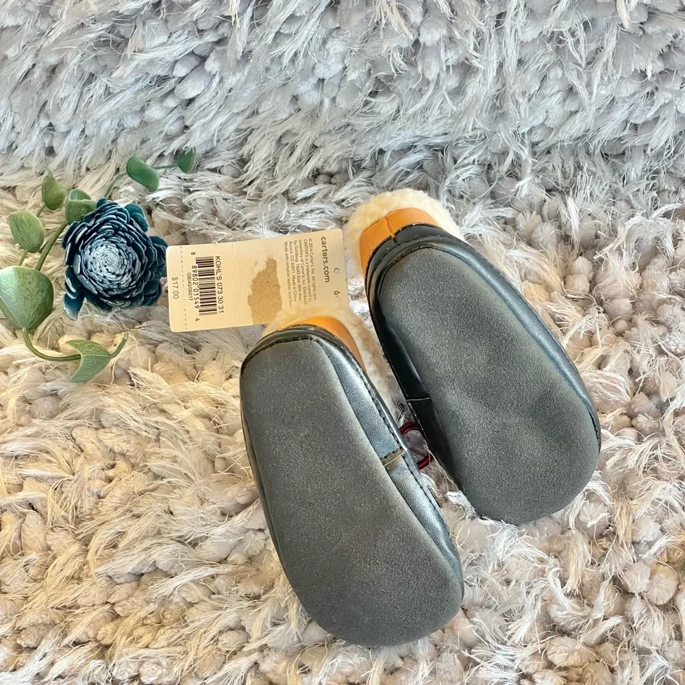 New with tag CARTERS INFANT SHOES 6-9 months faux Sherpa on the outside flexible